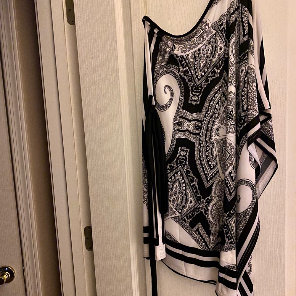 EARTHBOUND Asymmetrical Black and White 3/4 Sleeve Blouse